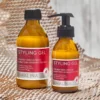 Zwei Flaschen des AMALINA Styling Gels für kräftiges, lockiges oder behandeltes Haar. Eine Flasche hat einen Schraubverschluss, die andere einen Pumpverschluss. Die Etiketten sind rot und das Produkt enthält Avocadoöl und Aloe Vera. Es ist vegan und als Naturkosmetik ausgezeichnet.