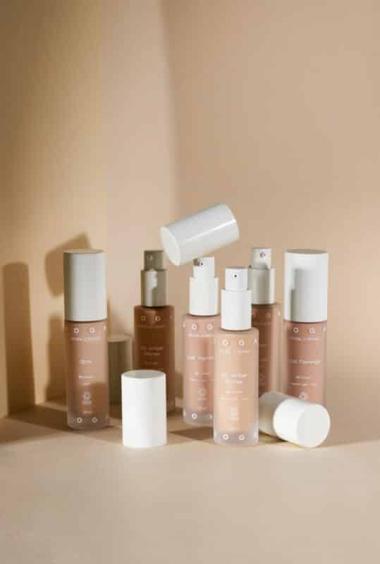 Uoga Uoga BB Cream in verschiedenen Farbtönen auf hellem Hintergrund.